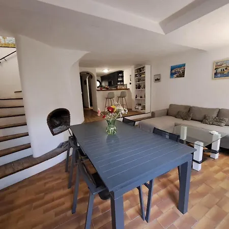 House 3 Bedrooms For 5 Persons At