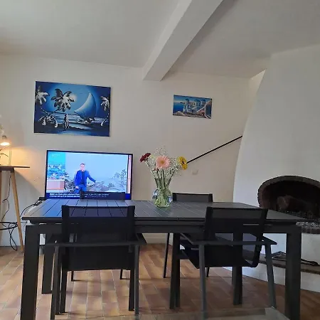 House 3 Bedrooms For 5 Persons At